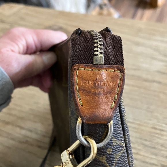 Louis Vuitton Monogram Pochette. - Picture 5 of 8